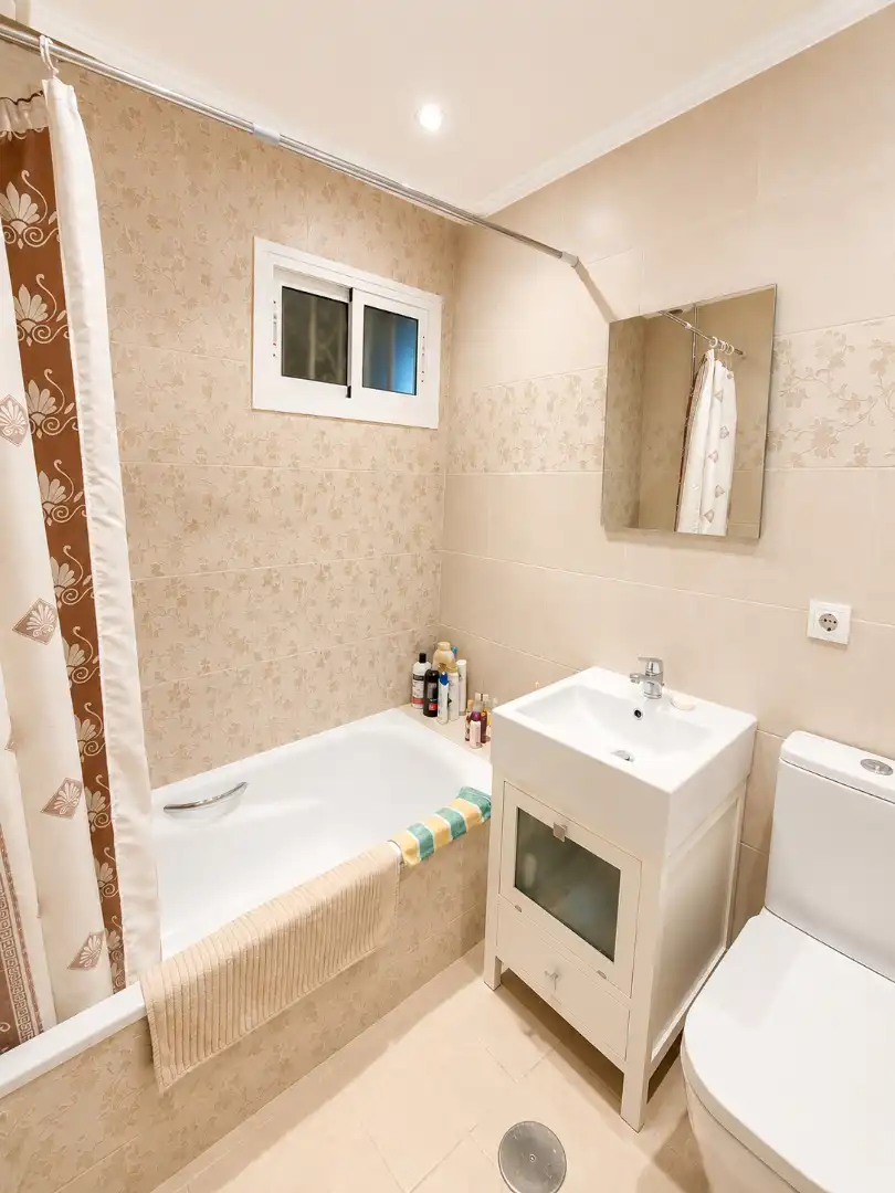 Baño de Apartamento en venta en Benalmádena con Terraza, Amueblado y Lavadora