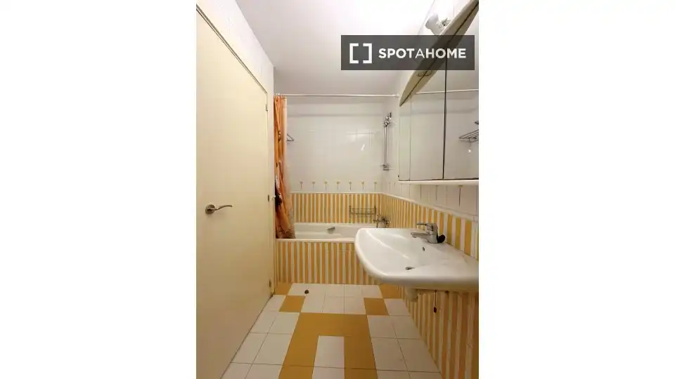 Bathroom of Flat for share in Barcelona  with Air Conditioner, Terrace and Furnished