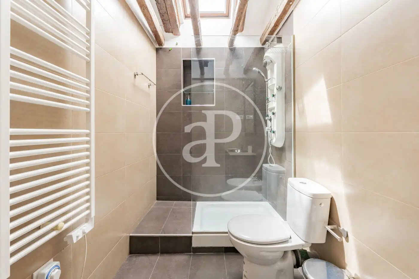 Badezimmer von Dachboden zum Verkauf in Madrid mit Klimaanlage, Heizung und Abstellraum