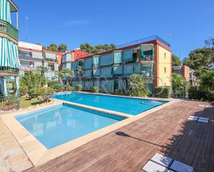 Piscina de Planta baixa en venda en Castelldefels amb Aire condicionat, Balcó i Piscina comunitària