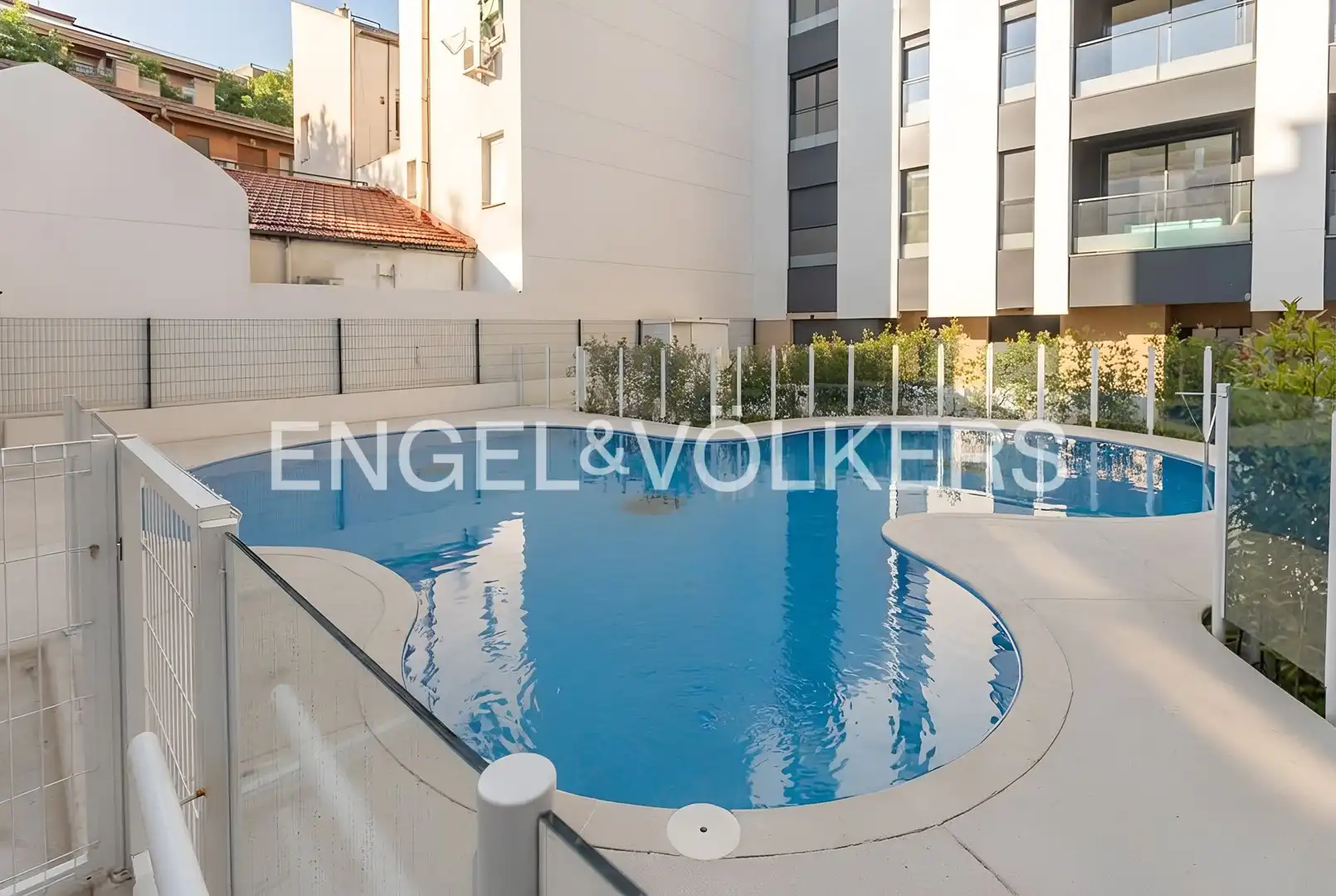 Piscina de Àtic de lloguer en Madrid amb Aire condicionat, Calefacció i Jardí privat