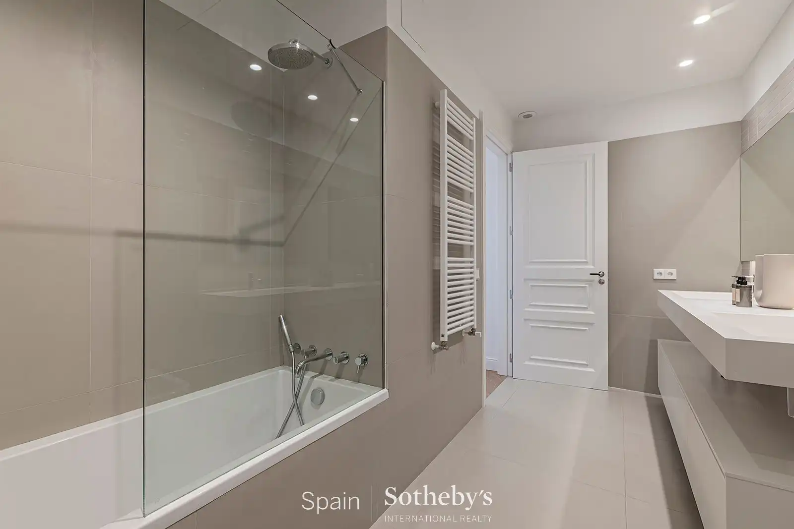 Badezimmer von Wohnungen zum Verkauf in Barcelona mit Klimaanlage, Heizung und Abstellraum
