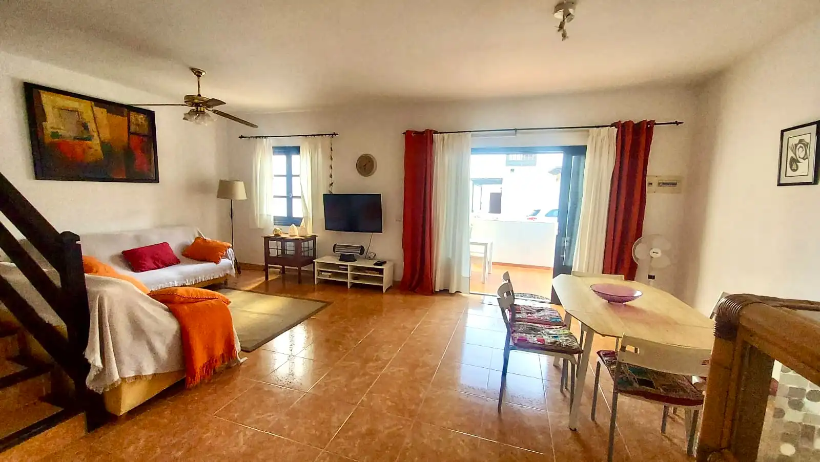 Sala d'estar de Casa adosada en venda en Teguise amb Jardí privat, Terrassa i Moblat