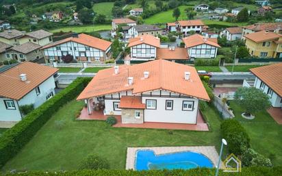 Vista exterior de Casa o xalet en venda en Muskiz amb Terrassa, Piscina i Balcó