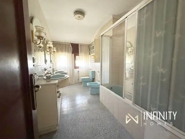 Baño de Casa o chalet en venta en Lezama con Calefacción, Jardín privado y Terraza