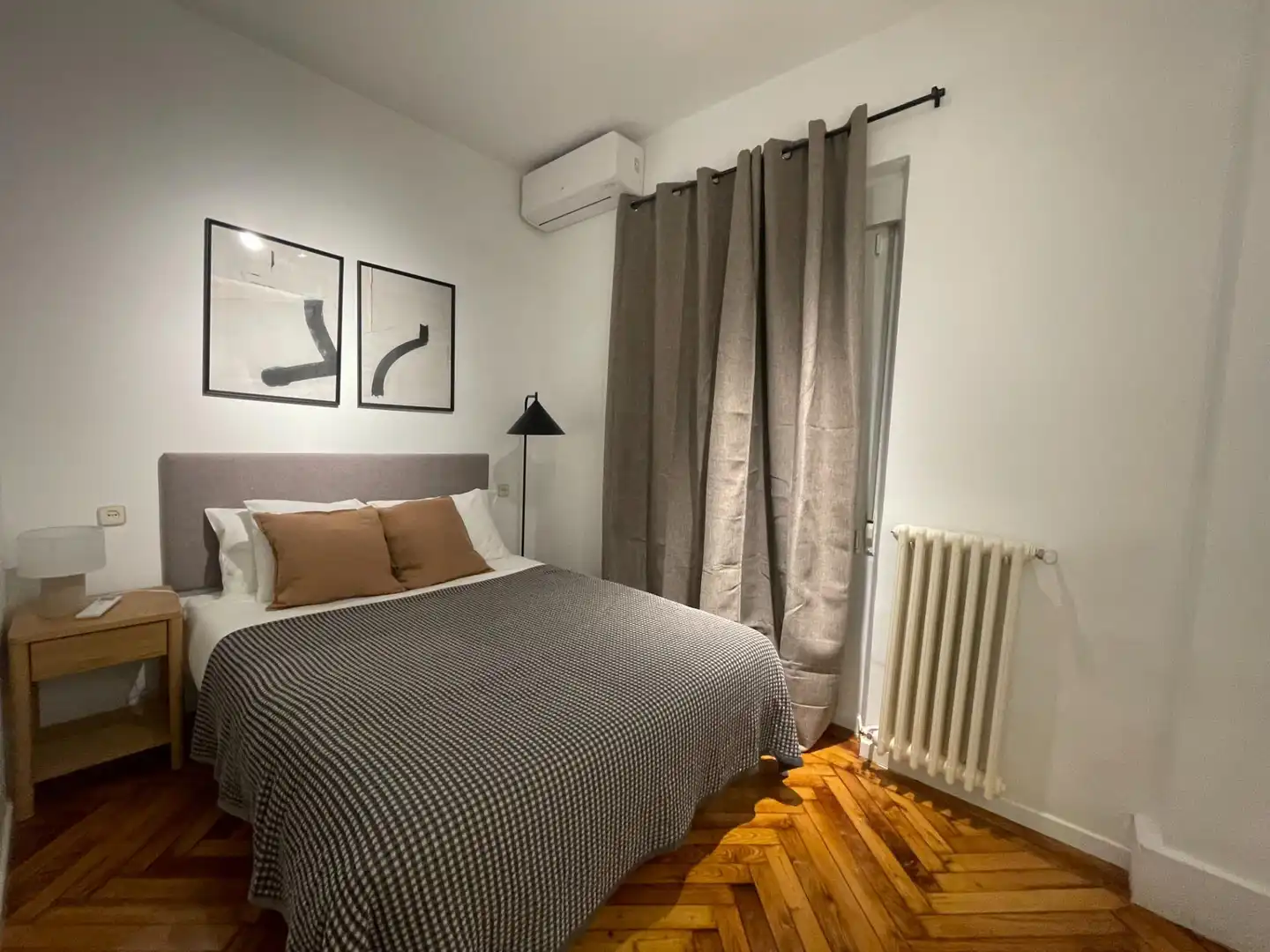 Bedroom of Flat for rent in Madrid  with Air Conditioner, Heating and Parquet flooring