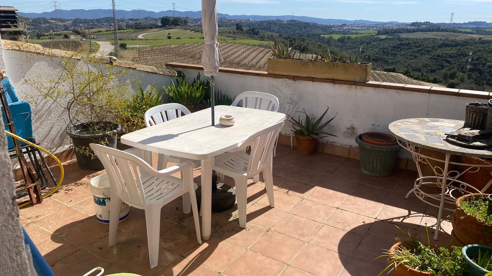Terrasse von Einfamilien-Reihenhaus zum Verkauf in Els Hostalets de Pierola mit Heizung und Ofen