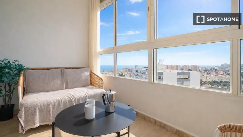 Habitación de Estudio para compartir en Torremolinos con Aire acondicionado, Terraza y Amueblado
