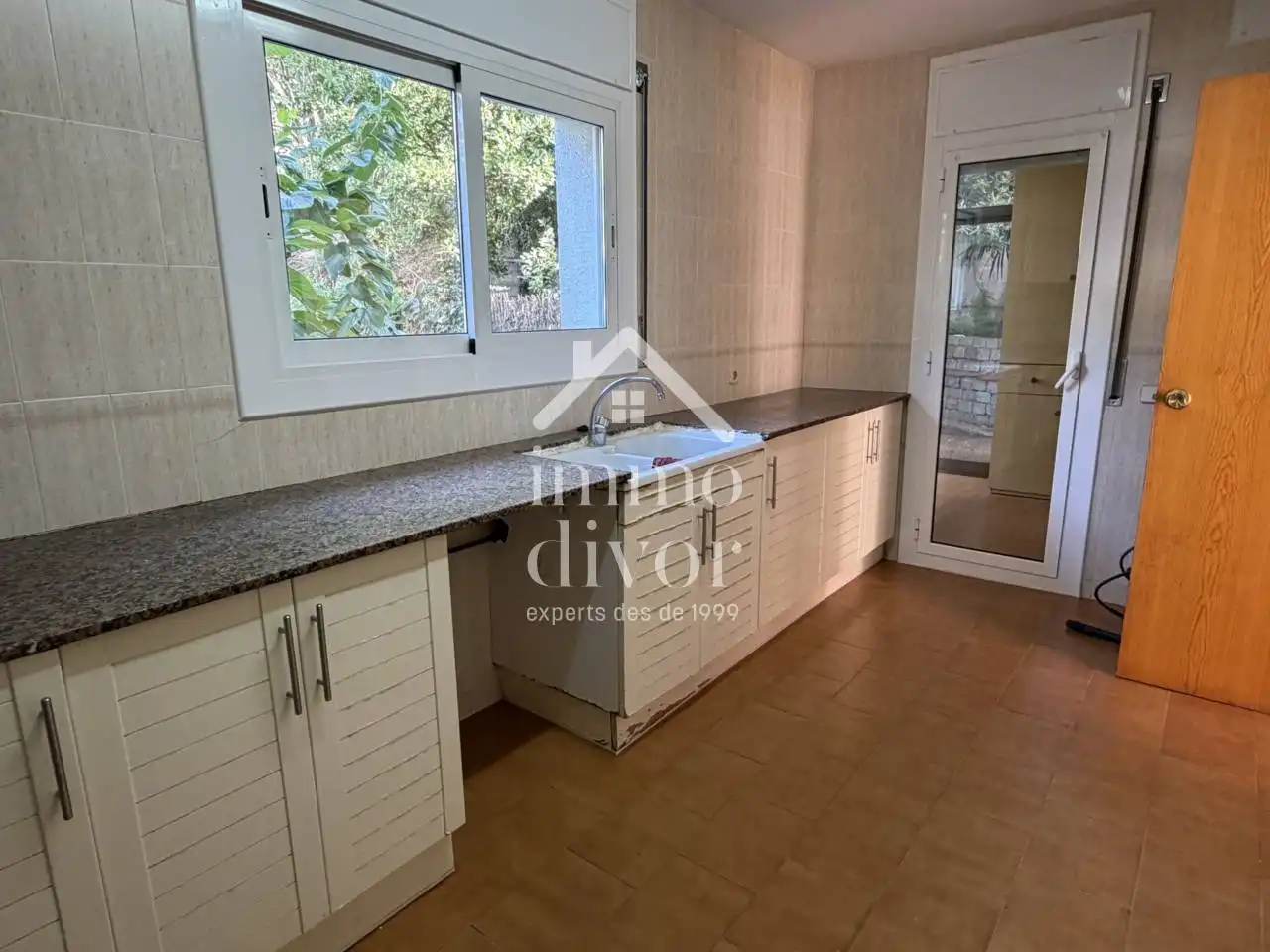 Casa aparellada amb jardí en venda a Centre, imagen 7
