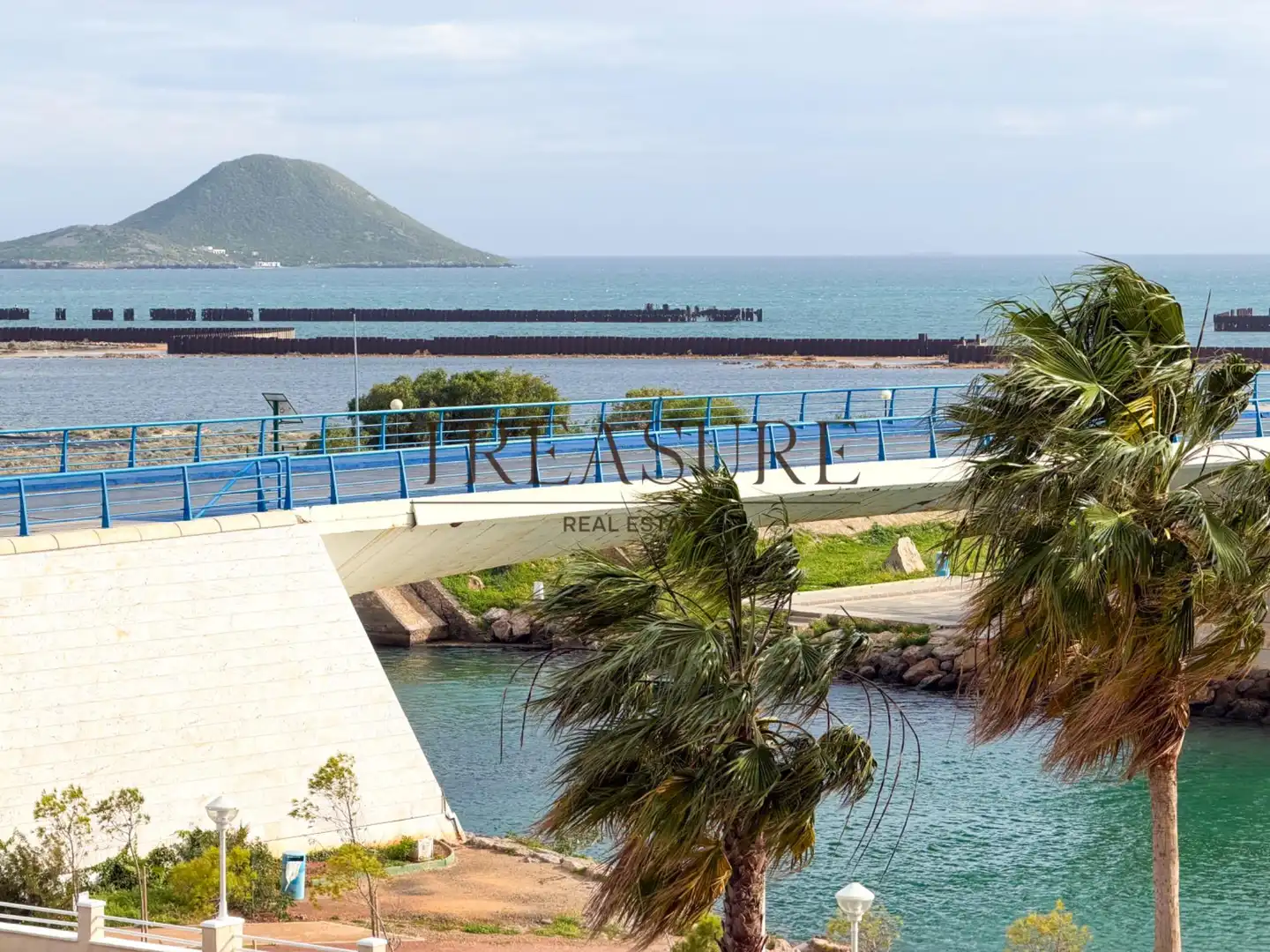 Vista exterior de Apartament en venda en La Manga del Mar Menor amb Aire condicionat, Terrassa i Moblat