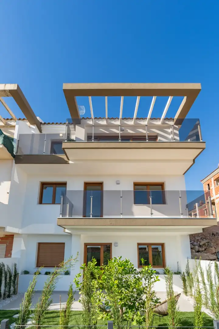 Vista exterior de Casa adosada en venda en La Nucia amb Aire condicionat, Calefacció i Jardí privat