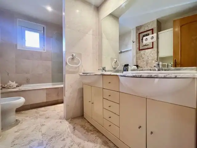 Baño de Ático en venta en Marbella con Aire acondicionado, Terraza y Trastero