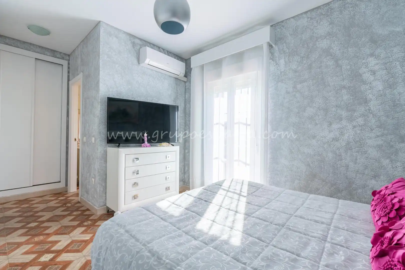 Dormitori de Casa adosada en venda en Huévar del Aljarafe amb Aire condicionat, Jardí privat i Traster