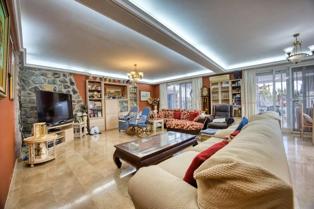 Sala de estar de Casa o chalet en venta en L'Alfàs del Pi con Aire acondicionado, Calefacción y Jardín privado