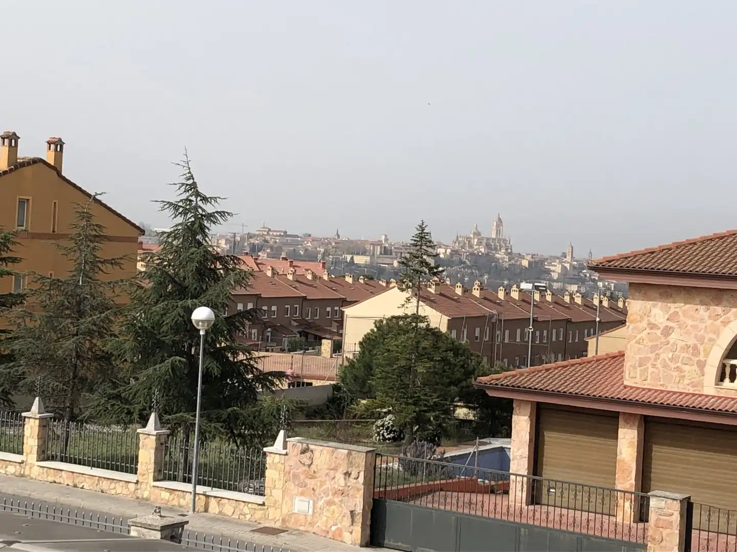 Vista exterior de Casa o xalet en venda en La Lastrilla  amb Calefacció, Jardí privat i Traster