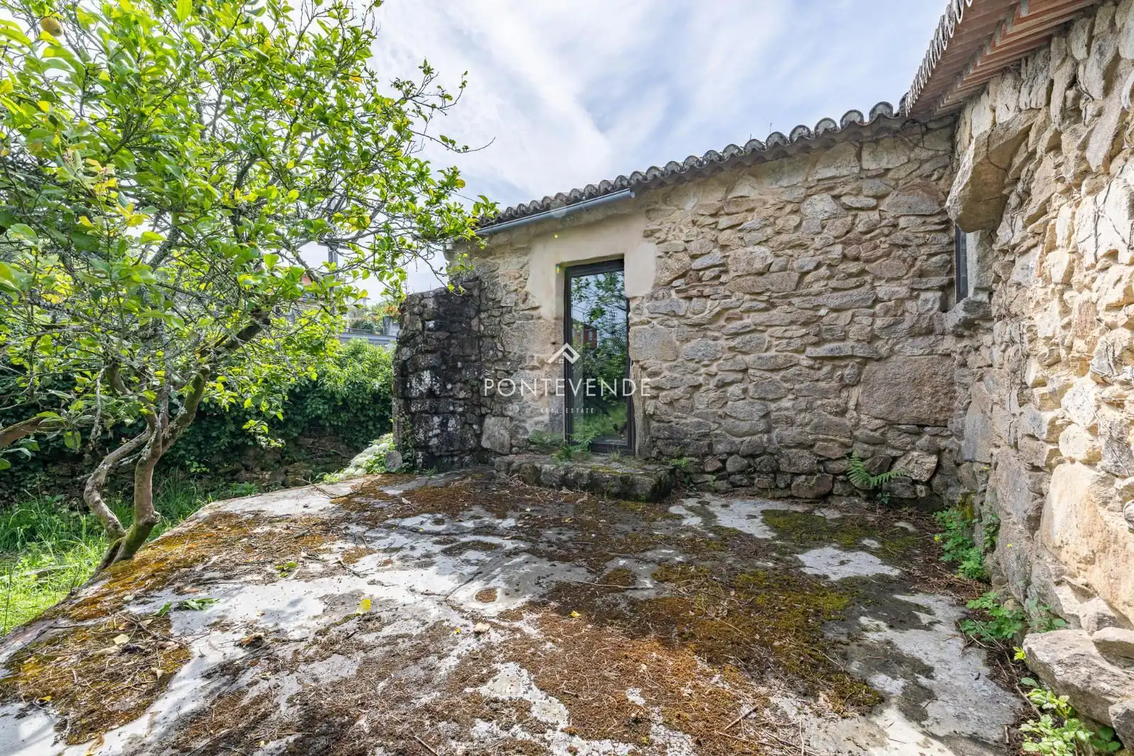 Außenansicht von Haus oder Chalet zum Verkauf in Tui mit Heizung und Terrasse