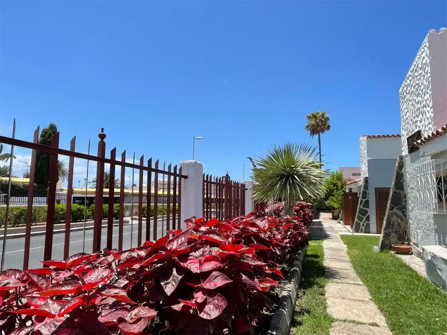 Vista exterior de Dúplex de lloguer en San Bartolomé de Tirajana amb Aire condicionat i Piscina