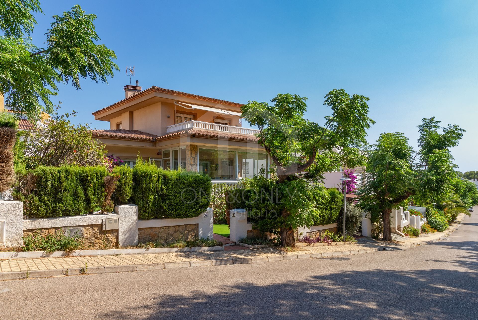 Vista exterior de Casa o xalet en venda en Mont-roig del Camp amb Aire condicionat, Calefacció i Jardí privat