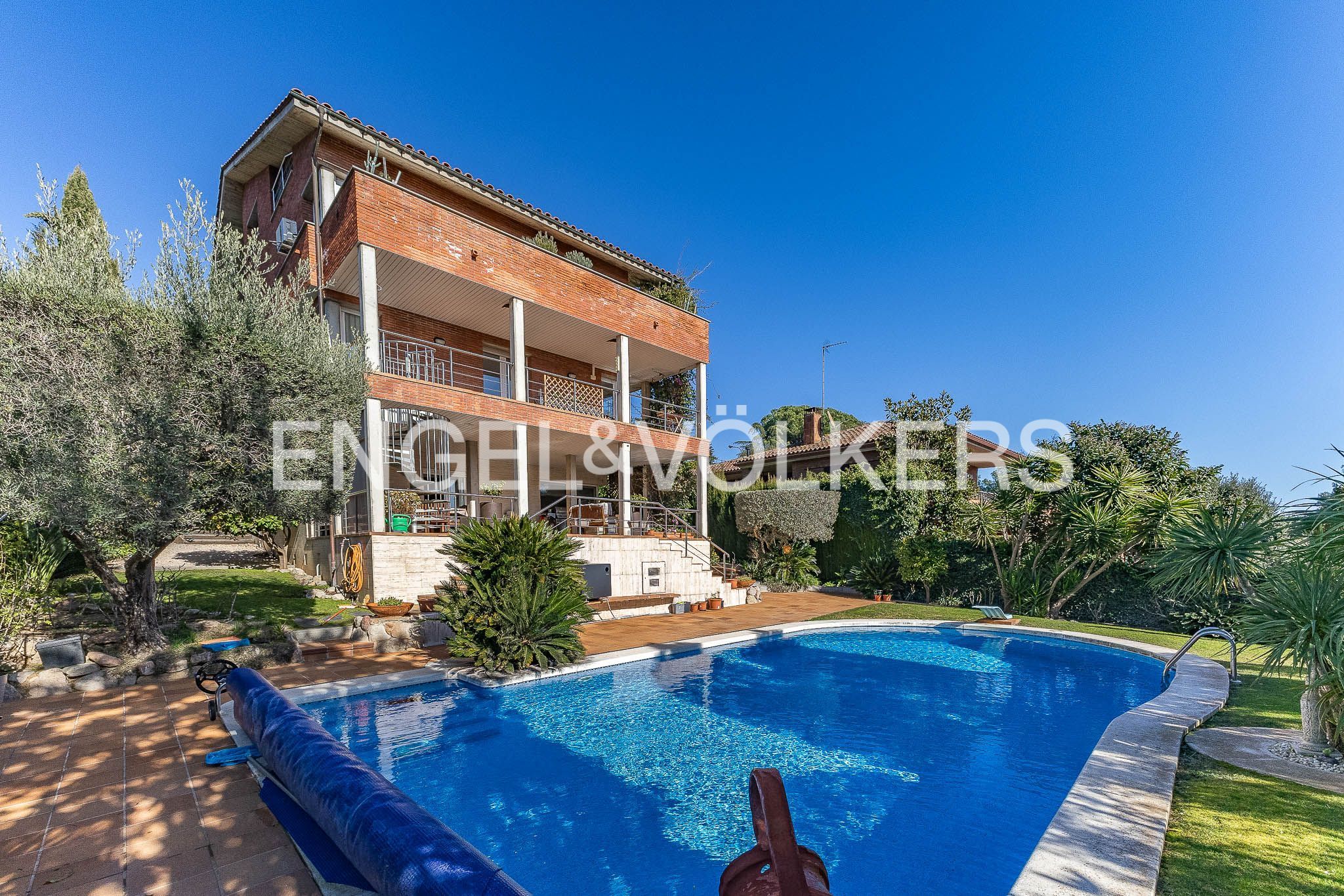 Piscina de Casa o xalet en venda en Cerdanyola del Vallès amb Aire condicionat, Calefacció i Jardí privat