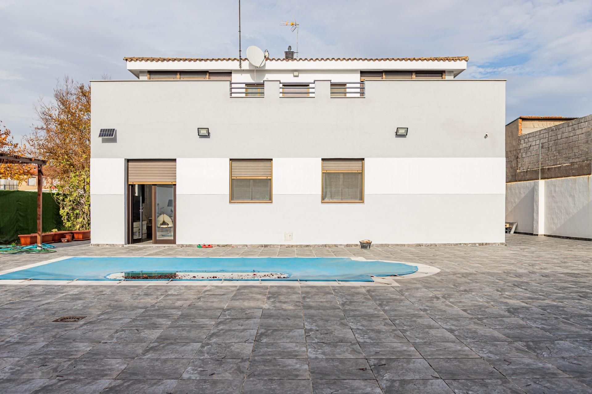 Exterior view of House or chalet for sale in  Madrid Capital  with Air Conditioner, Heating and Private garden