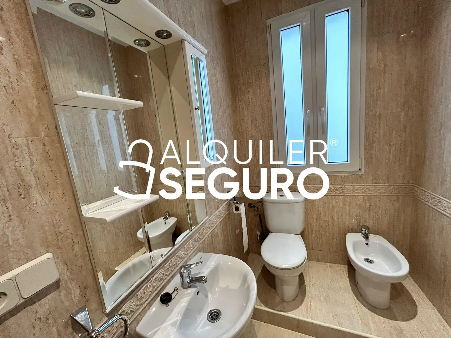 Bathroom of Flat for rent in Madrid  with Air Conditioner and Heating
