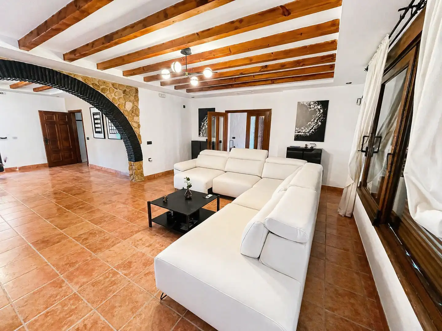 Sala d'estar de Casa o xalet en venda en Arcos de la Frontera amb Aire condicionat, Jardí privat i Terrassa