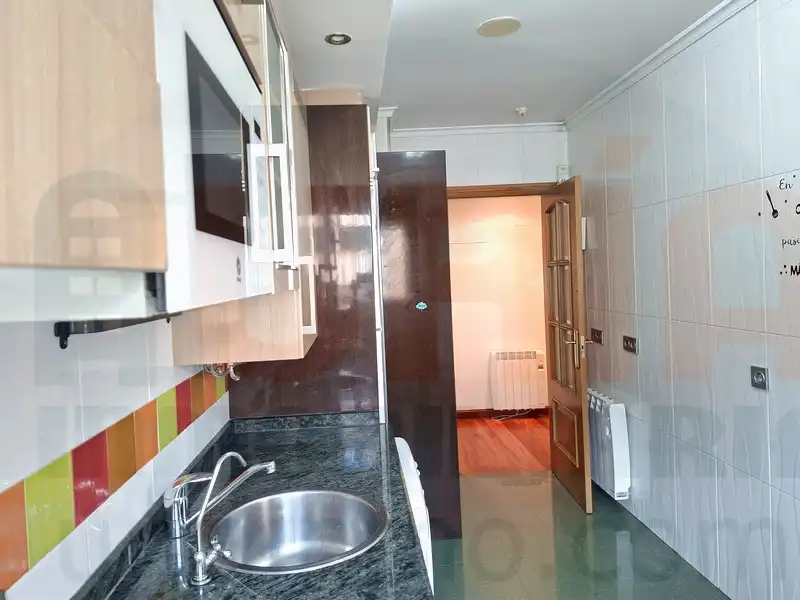 Cuina de Pis de lloguer en Oviedo  amb Calefacció, Terrassa i Forn