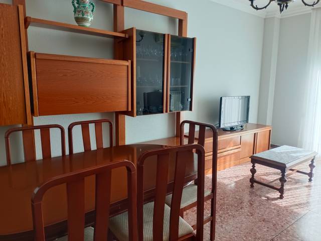 Piso en Alquiler en Carrer del Bisbe Ruano en Instituts - Universitat