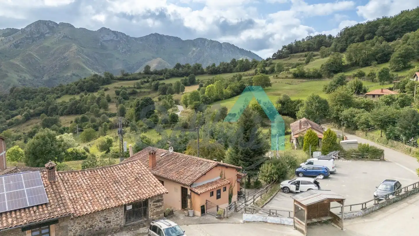 Vista exterior de Casa o chalet en venta en Sobrescobio con Calefacción, Jardín privado y Terraza