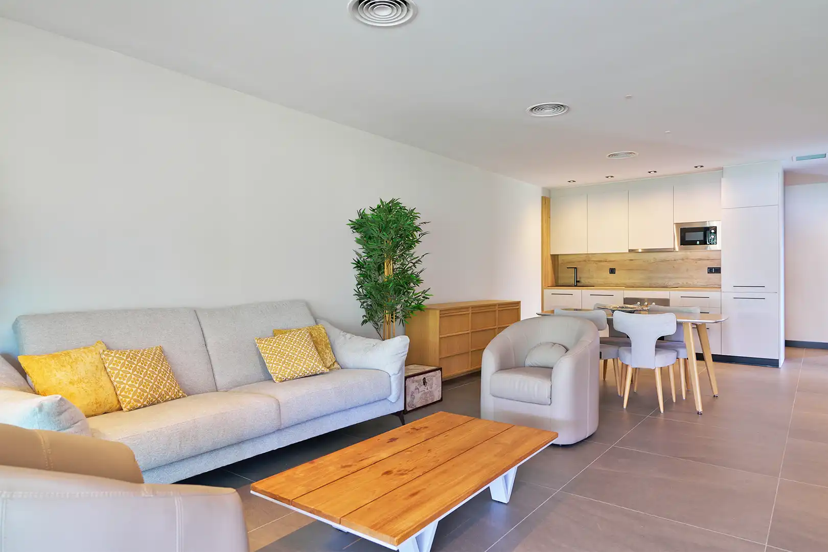 Sala de estar de Casa o chalet en venta en Benahavís con Aire acondicionado, Calefacción y Jardín privado