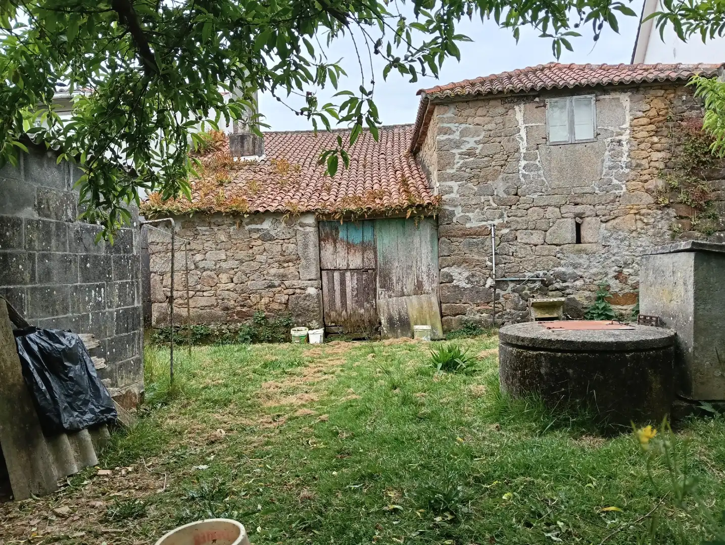 Vista exterior de Casa adosada en venda en Coirós amb Jardí privat i Traster
