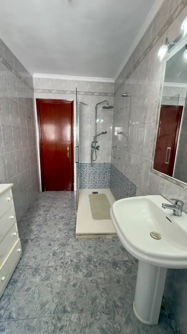 Baño de Piso en venta en Cádiz con Aire acondicionado, Terraza y Amueblado