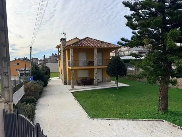 Vista exterior de Casa o xalet en venda en Sanxenxo amb Jardí privat, Terrassa i Moblat
