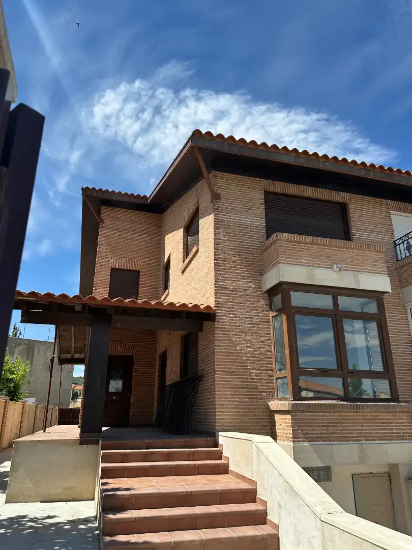 Vista exterior de Casa adosada en venda en Traspinedo amb Calefacció i Terrassa