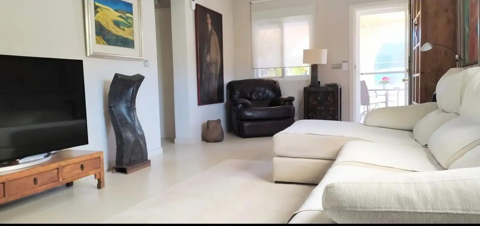Sala d'estar de Casa o xalet en venda en L'Alfàs del Pi amb Jardí privat