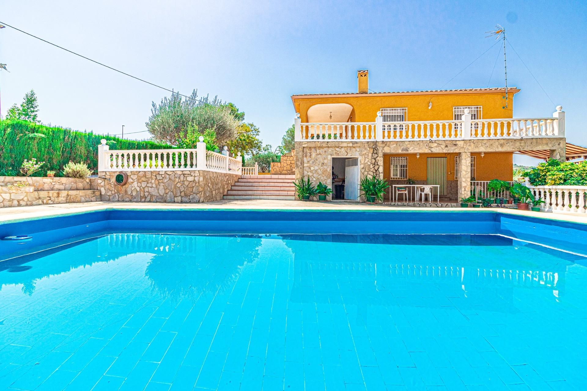 Vista exterior de Casa o xalet en venda en Alberic amb Aire condicionat, Jardí privat i Terrassa