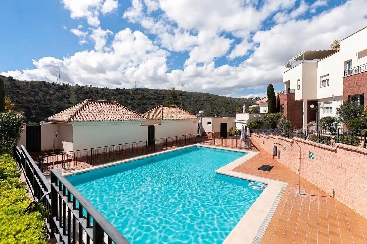 Piscina de Casa adosada en venda en Genil
