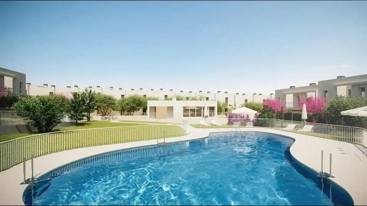 Piscina de Casa adosada en venda en Guillena amb Jardí privat, Terrassa i Piscina comunitària