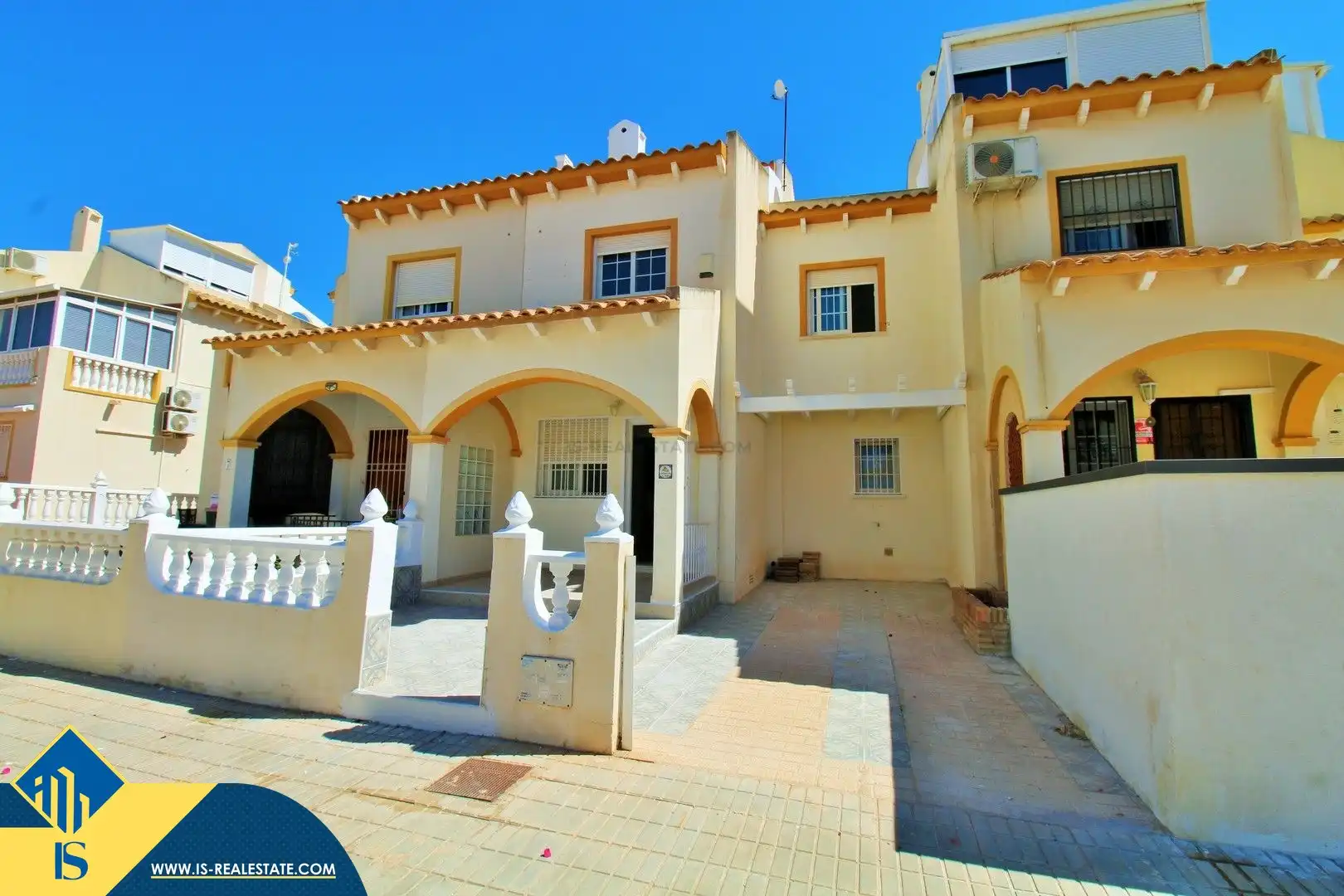 Vista exterior de Casa o xalet en venda en Orihuela amb Jardí privat, Terrassa i Moblat