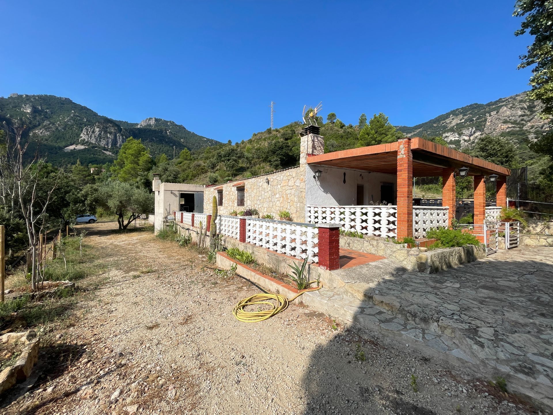 Vista exterior de Casa o xalet en venda en Alfara de Carles amb Calefacció, Jardí privat i Terrassa