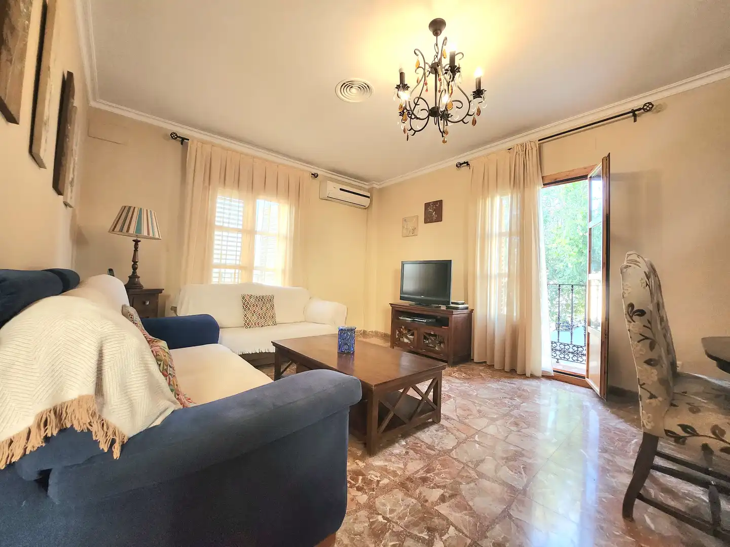 Sala de estar de Casa o chalet en venta en Alcalá de Guadaira con Aire acondicionado, Calefacción y Jardín privado