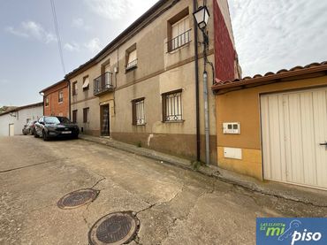 Casa amb balcó en venda a Calle San Bartolome 3