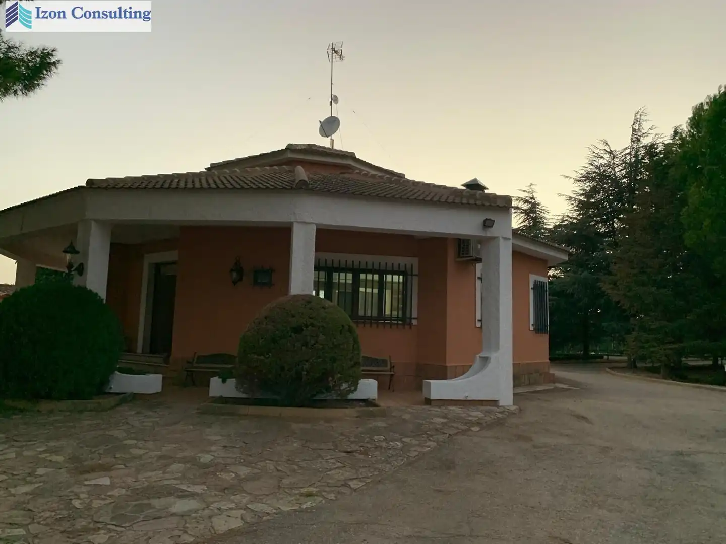 Vista exterior de Casa o xalet en venda en Villarrobledo amb Aire condicionat, Calefacció i Piscina
