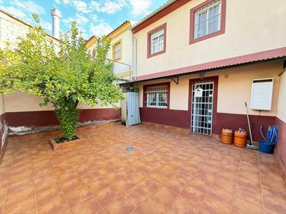 Exterior view of Single-family semi-detached for sale in Alameda  with Private garden, Terrace and Community pool