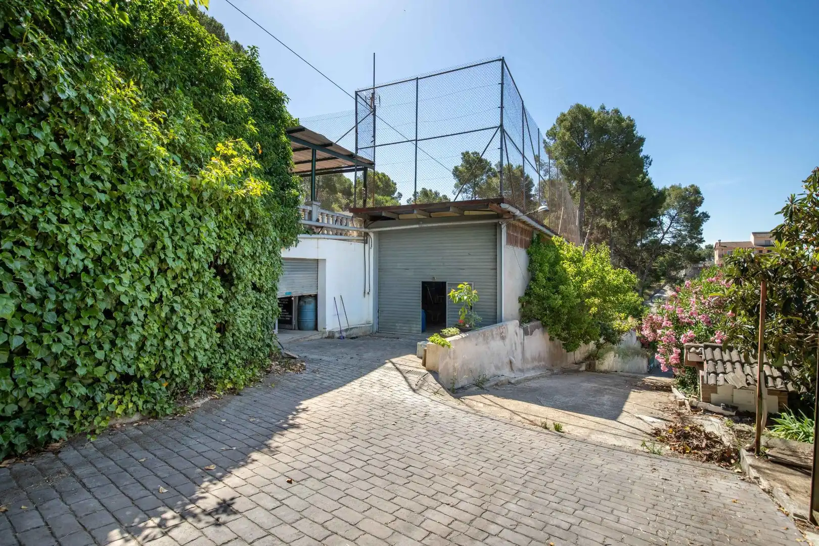 Vista exterior de Casa o xalet en venda en Rubí amb Aire condicionat, Jardí privat i Terrassa