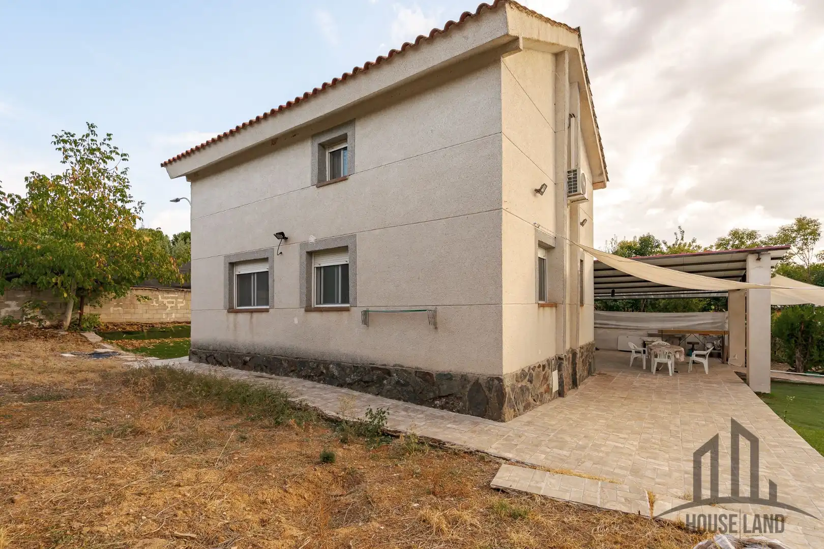 Außenansicht von Haus oder Chalet zum Verkauf in Uceda mit Privatgarten und Schwimmbad