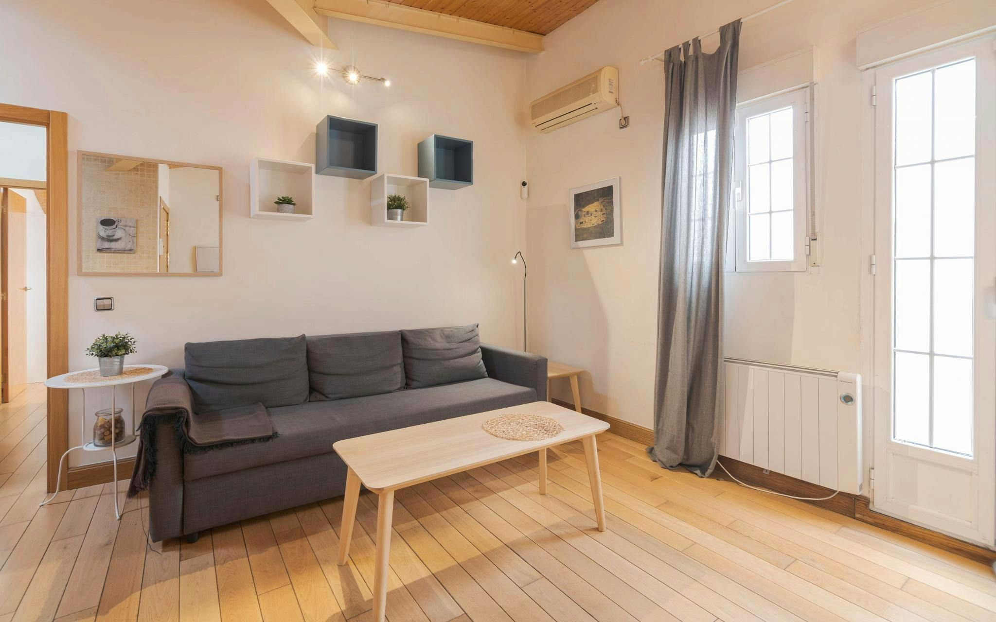 Living room of Flat to rent in  Madrid Capital  with Air Conditioner, Heating and Furnished