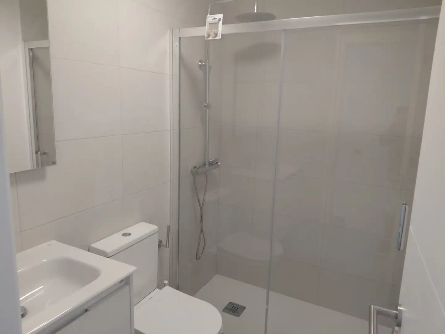 Badezimmer von Wohnung zur Miete in Arico mit Ofen und Waschmaschine