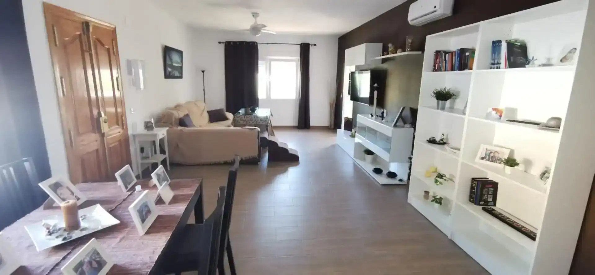 Sala d'estar de Casa o xalet de lloguer en Coín amb Aire condicionat, Jardí privat i Piscina