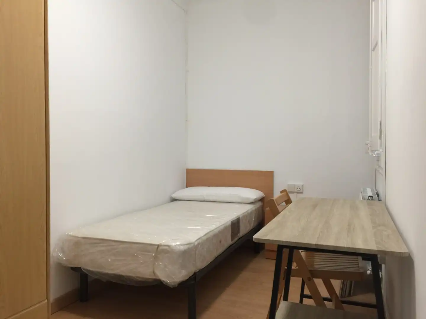 Dormitori de Apartament de lloguer en Girona amb Calefacció, Moblat i TV